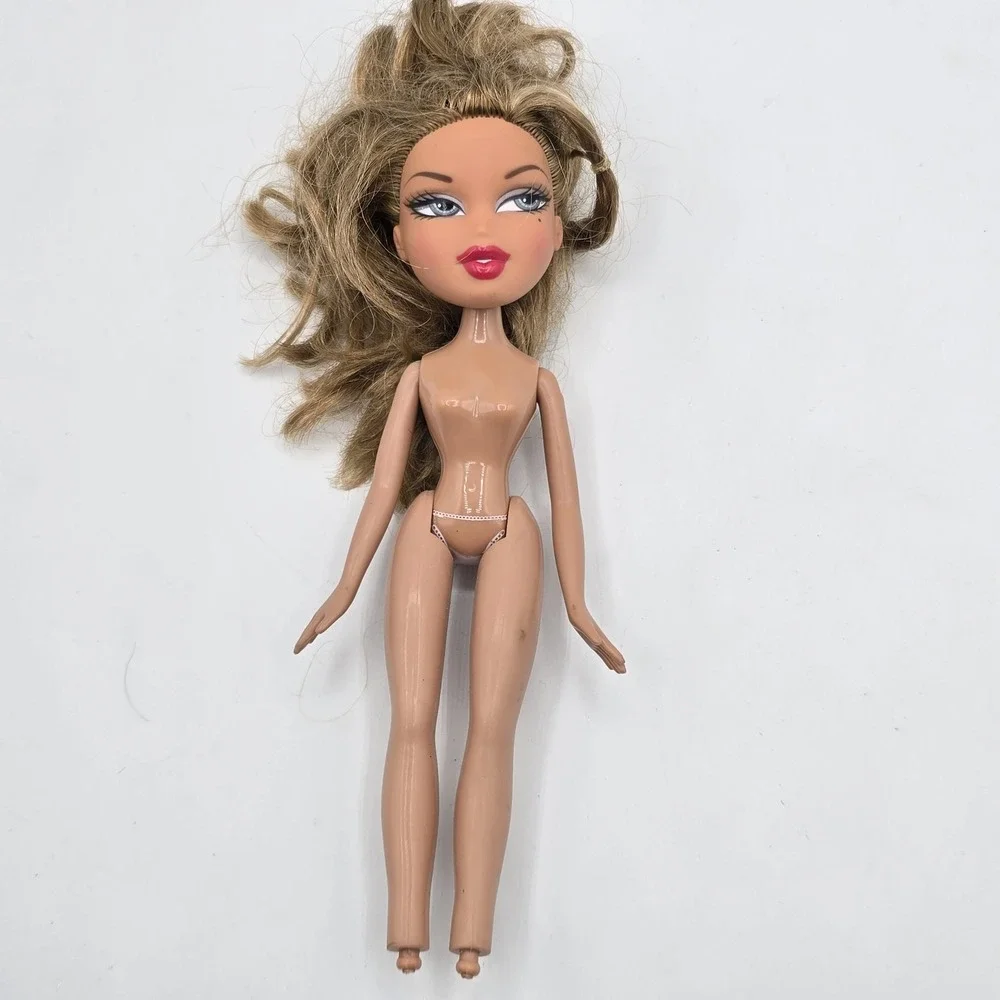 Bratz Feelin Pretty Yasmin Fashion Doll  Red Lips